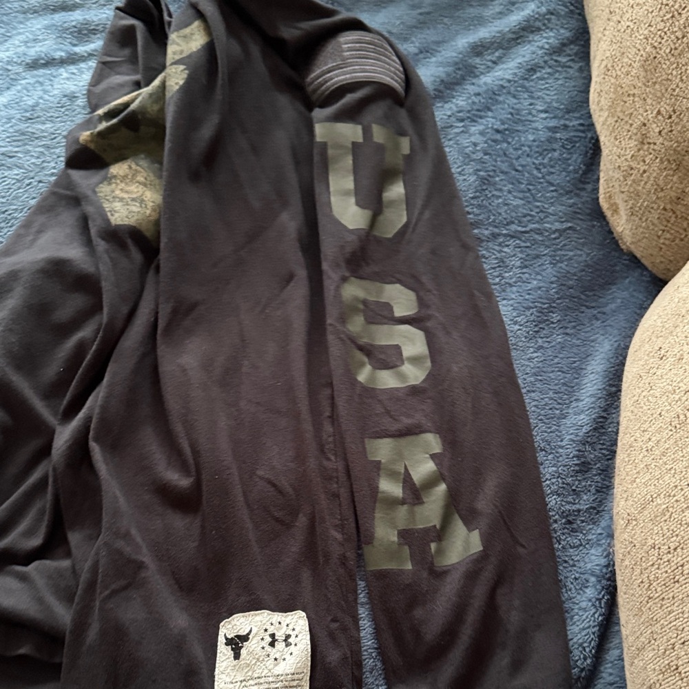 Under Armour Black Long Sleeve Shirt with Camouflage Bull Design - Picture 3 of 6